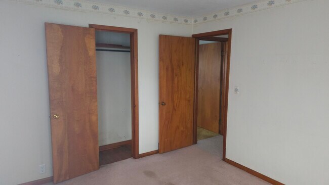 Building Photo - 209 Maple Ct