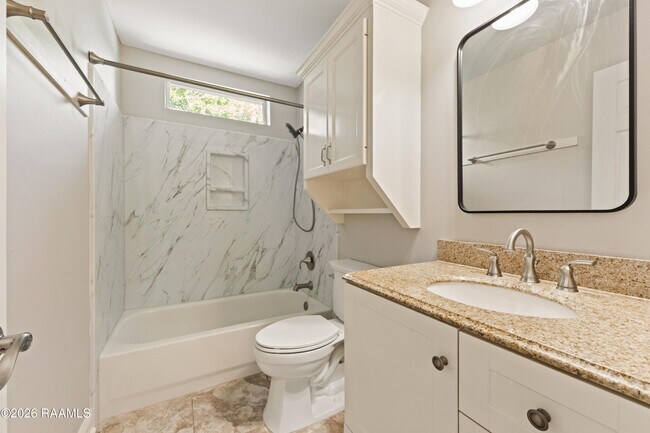 Building Photo - 300 Oak Hollow Dr