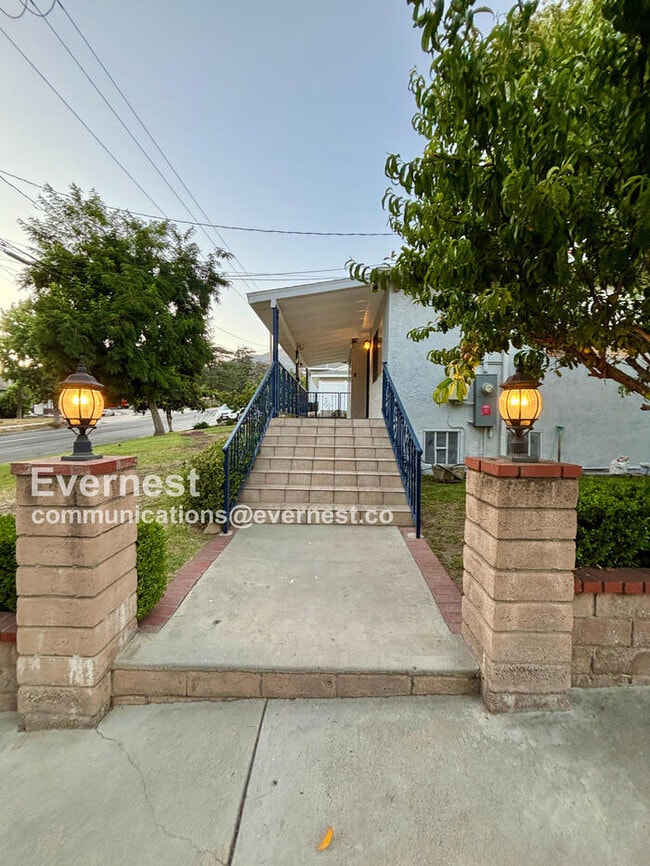 Building Photo - 4932 La Crescenta Ave
