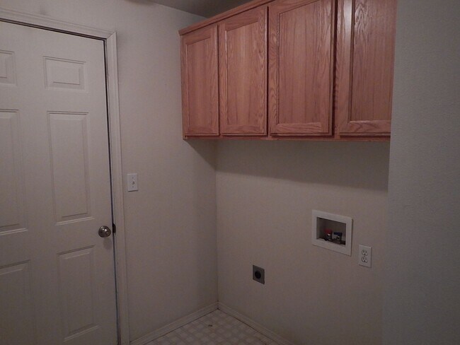 Building Photo - 3 Bedroom, 2 Bathroom North of Prineville - Fenced Back Yard - Available soon!