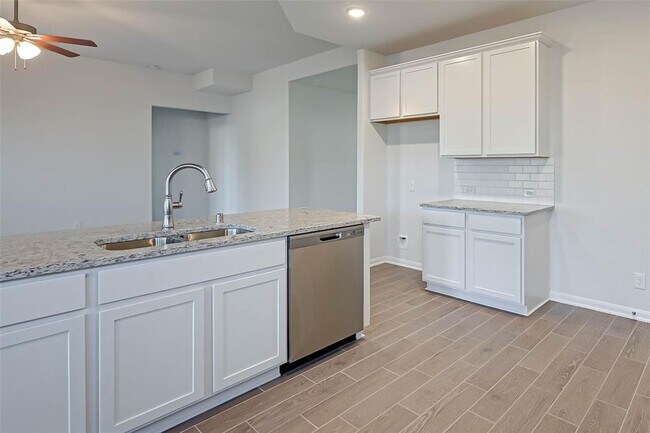 Building Photo - 939 Summer Vlg Wy