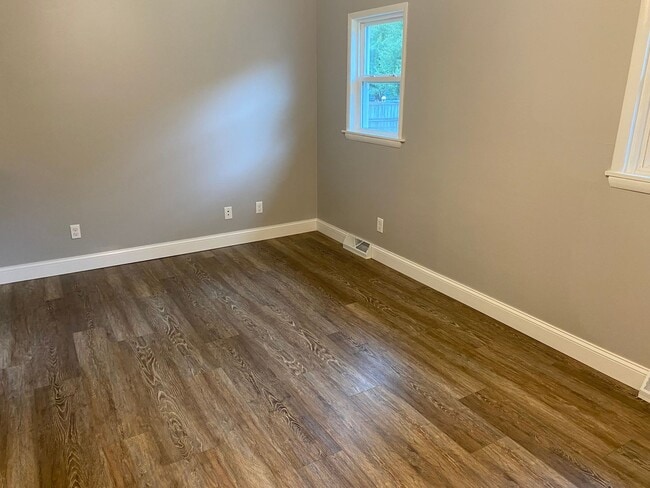 Building Photo - Updated 1-Bedroom House With Large Backyard