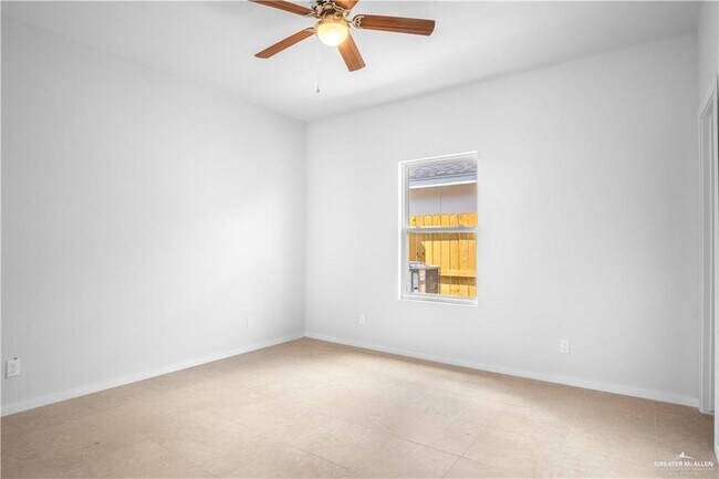 Building Photo - 409 N Onyx Ave