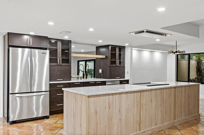 Building Photo - 19 Vía Lago