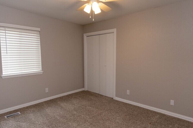 Building Photo - This Super Cute 3 Bed, 2 Bath, 2 Car Garag...