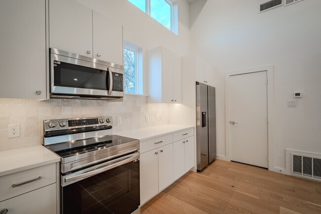 Building Photo - Stunning Newer Townhomes in Lakewood — Walk to Whole Foods, Trader Joe's & Lower Greenville