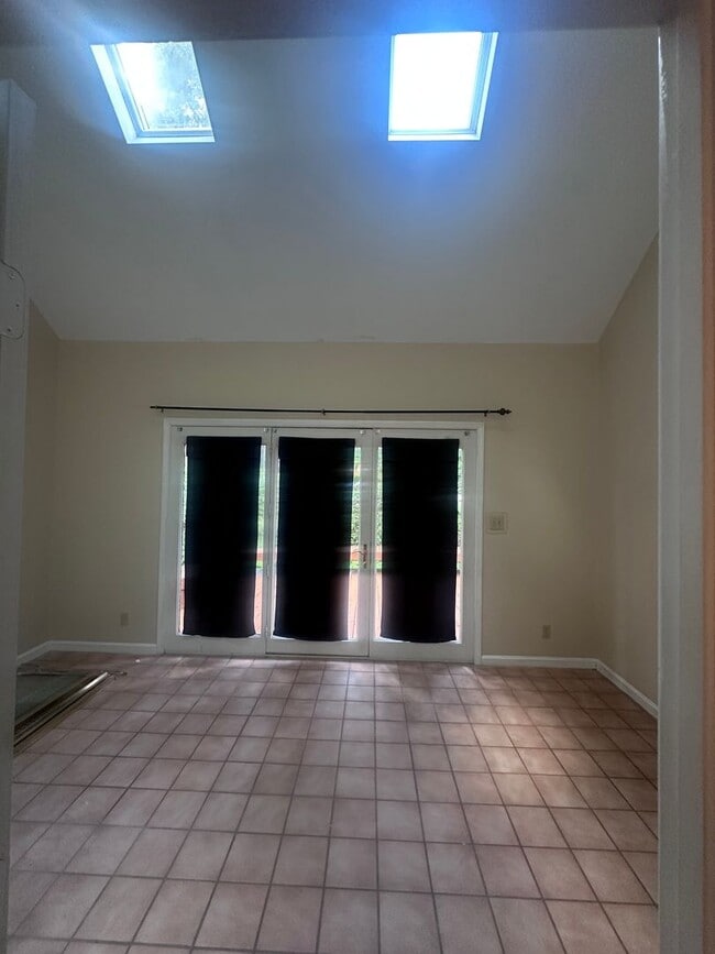 Building Photo - 1002 Juniper Springs Dr