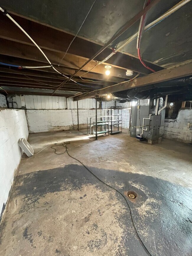 Building Photo - Three Bedroom Single Family Home Near Loeb Stadium