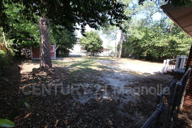 Building Photo - 2071 Fernwood Cir