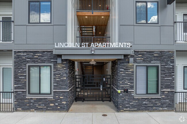 Entrance - Lincoln Street Apartments