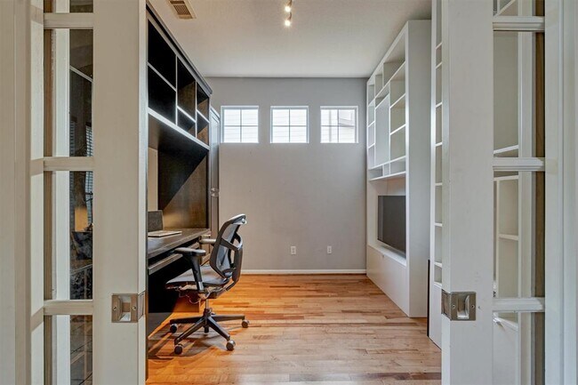 Building Photo - 131 Zephyr Bend Pl