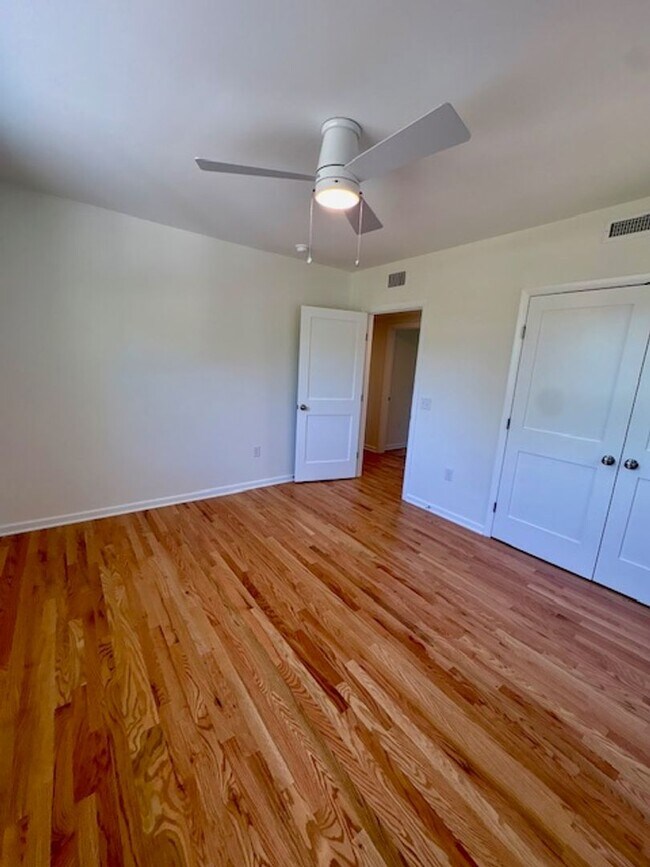 Building Photo - Newly Renovated Three Bedrooms Condo in South Windermere