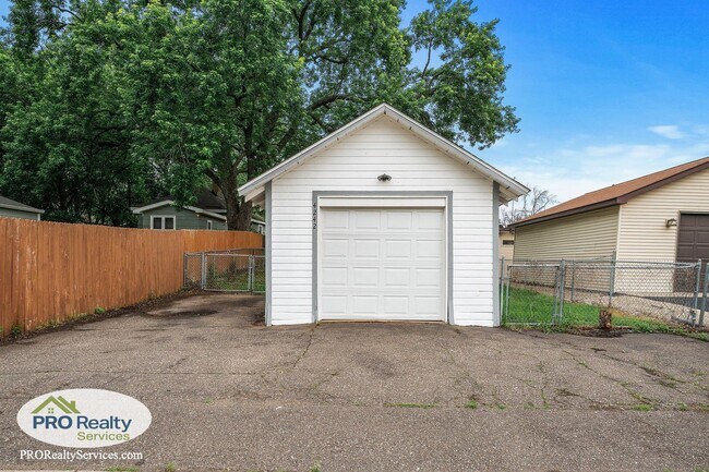 Building Photo - Recently Remodeled 2 Bedroom Home