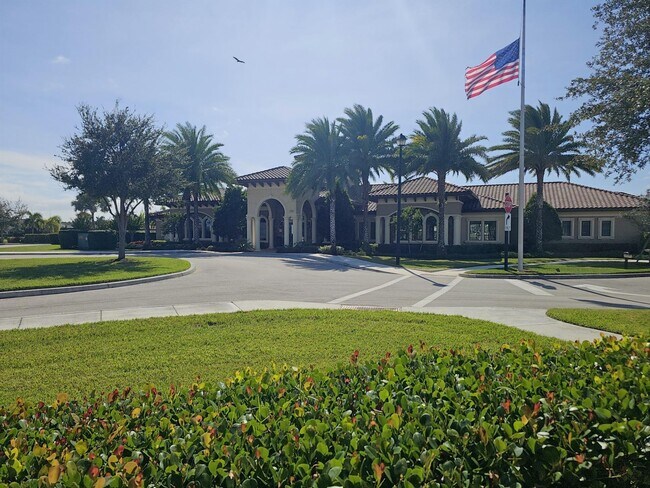 Building Photo - 758 SE Courances Dr