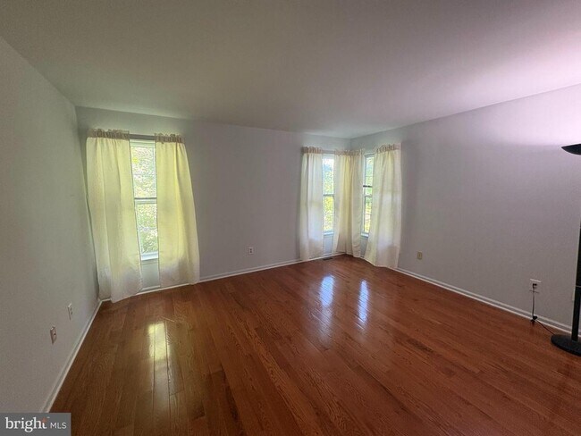 Building Photo - 208 Castle Dr