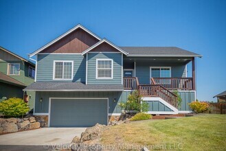 Building Photo - Immaculate Bend Home!