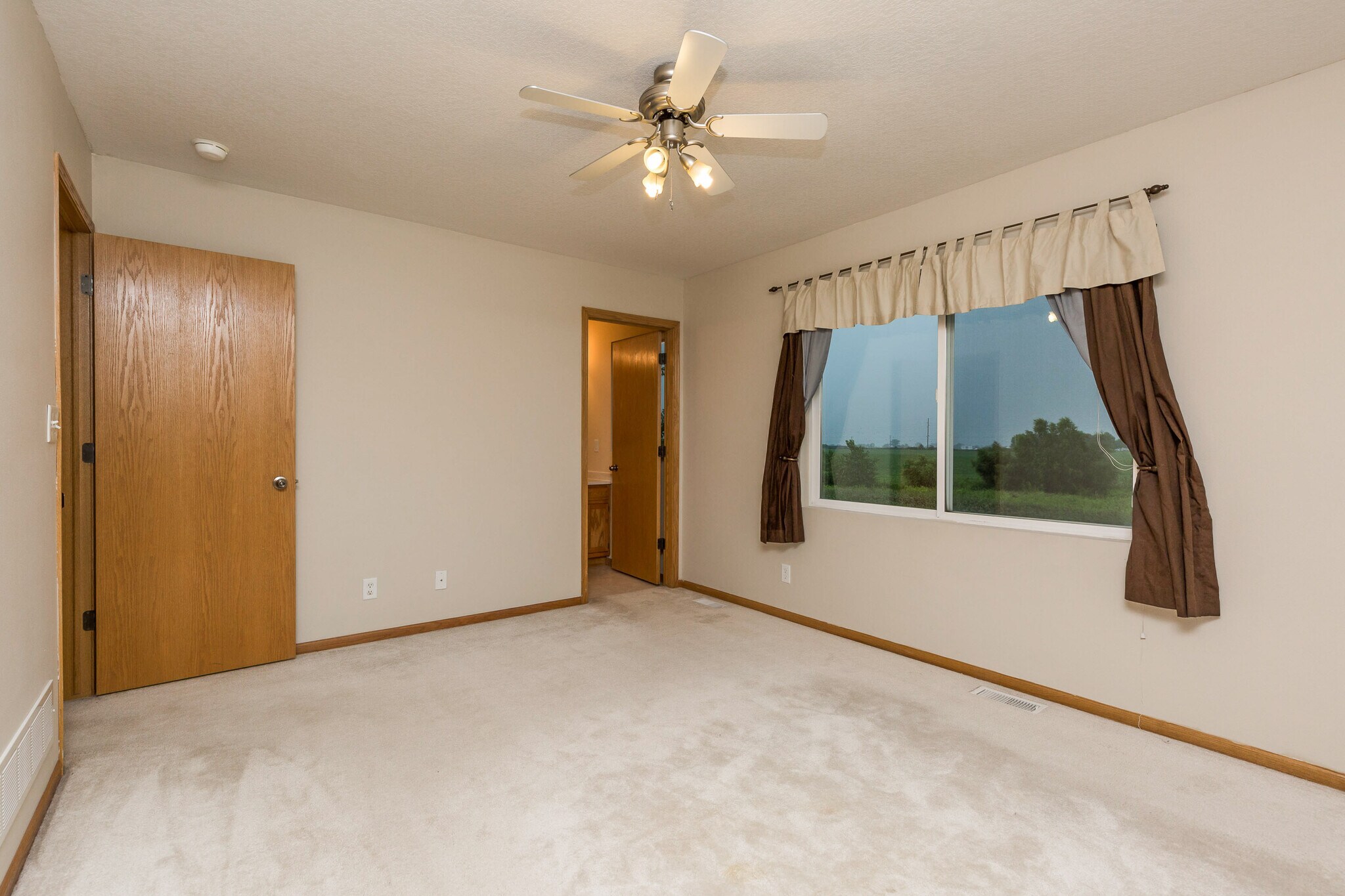Building Photo - 505 SE Crabapple Dr