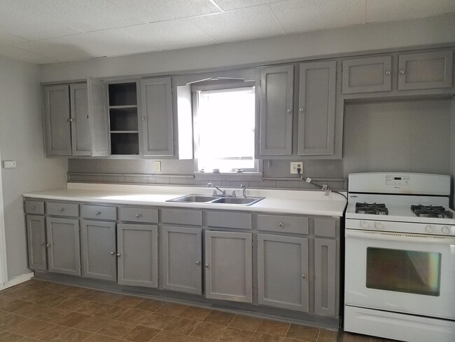 Building Photo - PRE-LEASING Available June 1, 2025. Proper...