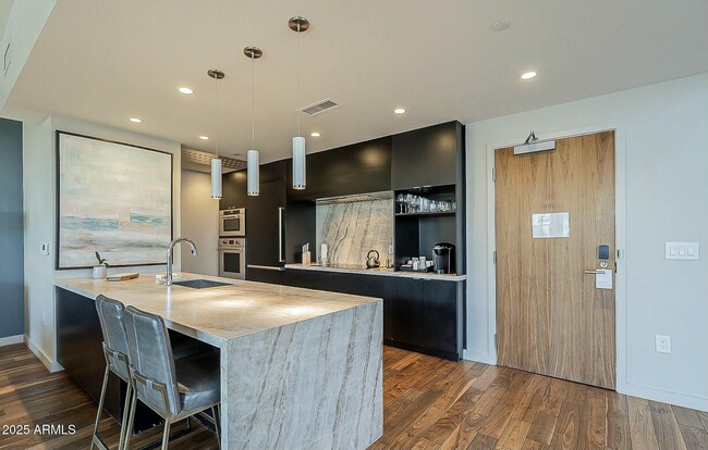 Building Photo - 5455 E Lincoln Dr