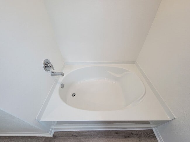Building Photo - Beautiful 4 bedroom 2.5 bath home with gra...