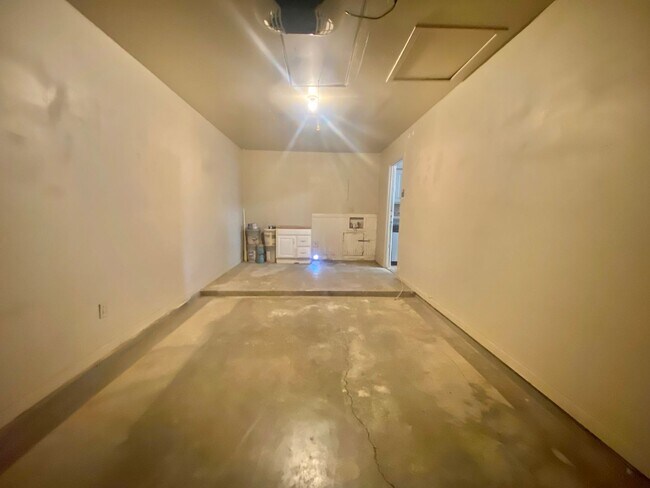 Building Photo - Great 3 bed 2bath 1 car garage now available