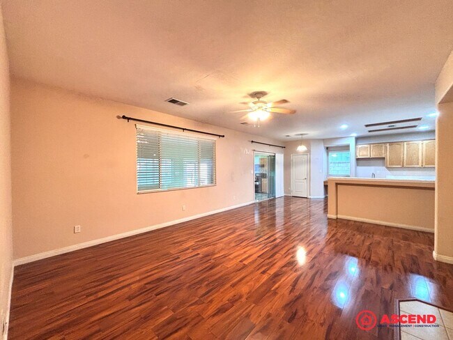 Building Photo - Lovely 5 Bedroom Home In River Oaks Area!