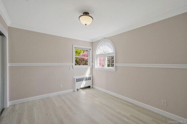 Building Photo - 1072 Hicksville Rd