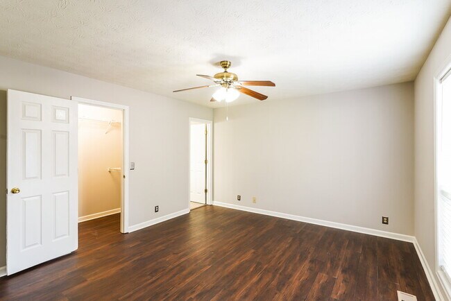 Building Photo - 318 Huntington Dr