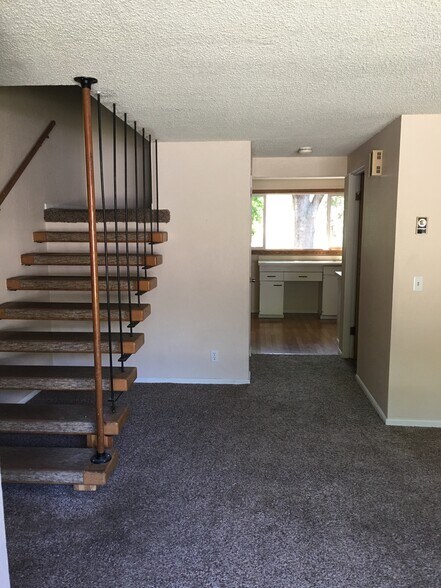 Building Photo - 1165 NE Harvey Rd