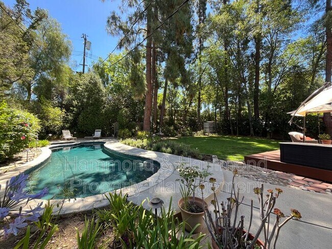 Building Photo - 8422 Fable Ave