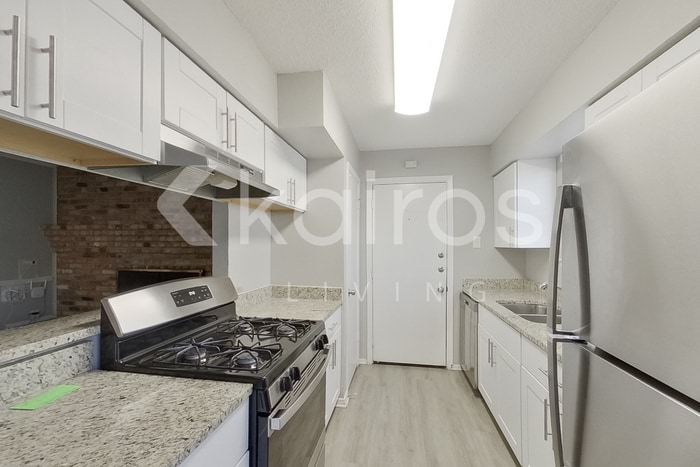 Building Photo - 350 E Davis Cir