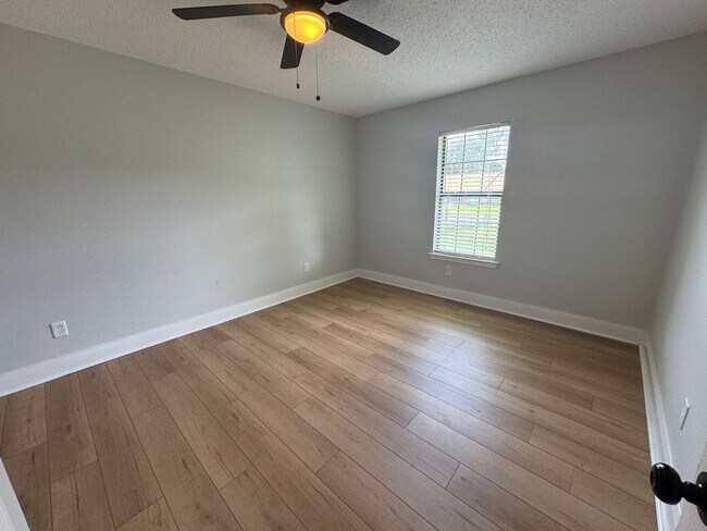 Building Photo - Gulf Breeze - Pineglade - 4 bedroom, 3 bat...