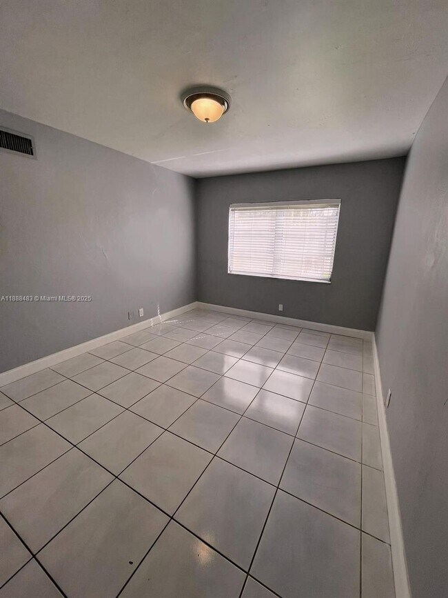 Building Photo - 13715 Kendale Lakes Cir