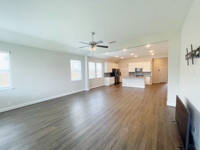 Building Photo - This stunning, 4BED/2BATH, well maintained...