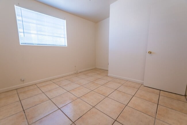 Building Photo - 4 Bedroom, 1½ Bath Home with Central A/C, ...