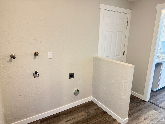 Building Photo - New 2 bed 1 1/2 bath duplex in Springfield!