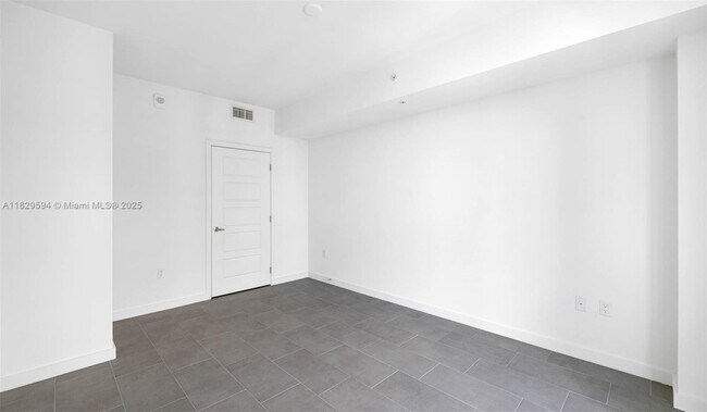 Building Photo - 2150 N Bayshore Dr