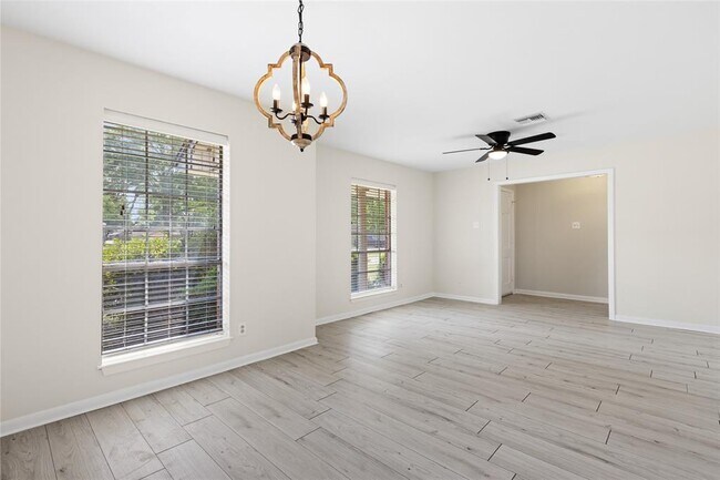 Building Photo - 1607 Buescher Dr
