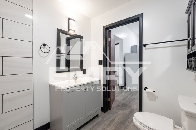 Building Photo - 942 S Gerhart Ave