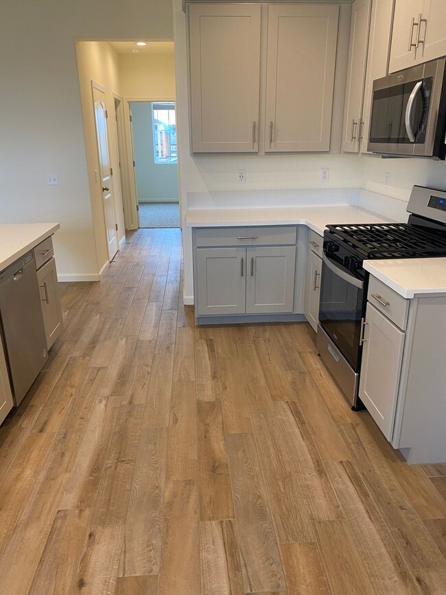 Building Photo - Newer 3 Bedroom 2 Bathroom Home in Tulare!