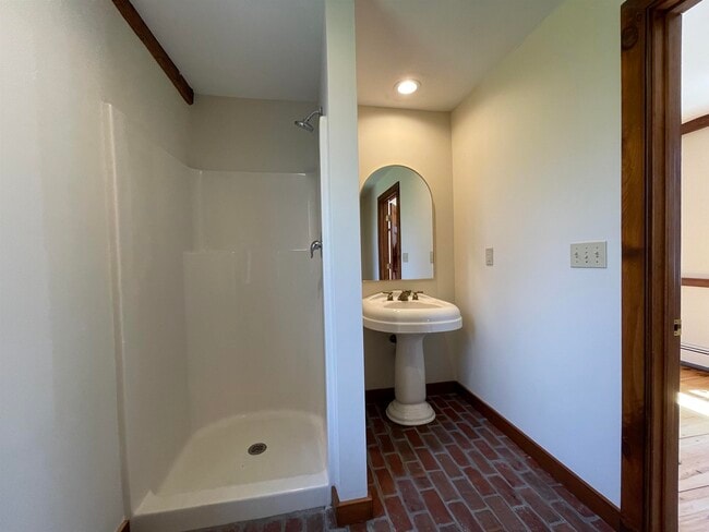 Building Photo - 454 Main St