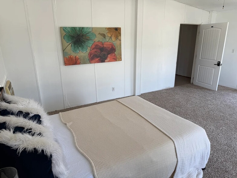 Building Photo - Room in Apartment on Bonita Verde Dr
