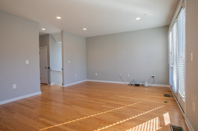 Building Photo - Gorgeous 4 BR/3.5 BA EOG Townhome in Silve...