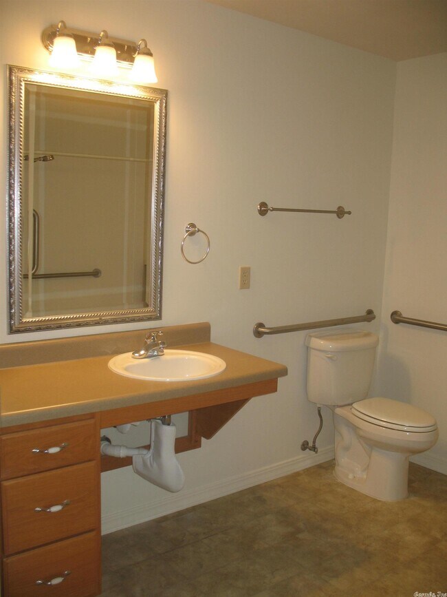 Building Photo - 405 Chickasha Dr