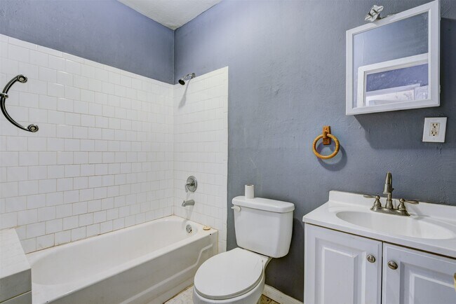 Building Photo - 9506 Sierra Dr