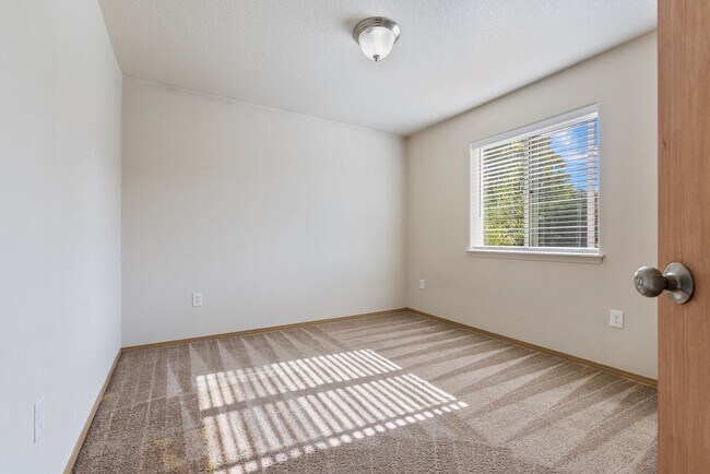 Building Photo - Spacious 4-Bedroom Home in SE Portland