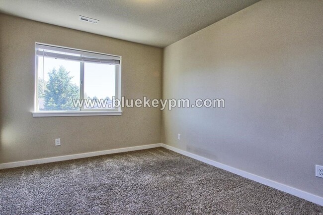 Building Photo - 3 Bed, 2.5 Bath Townhome in Walnut Grove