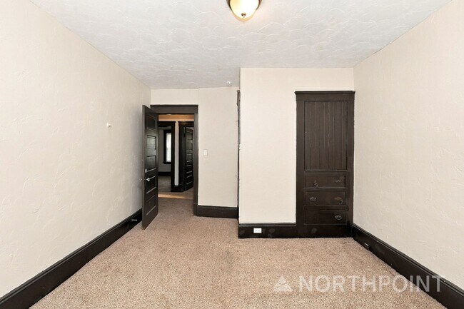 Building Photo - 10911 Hathaway Ave