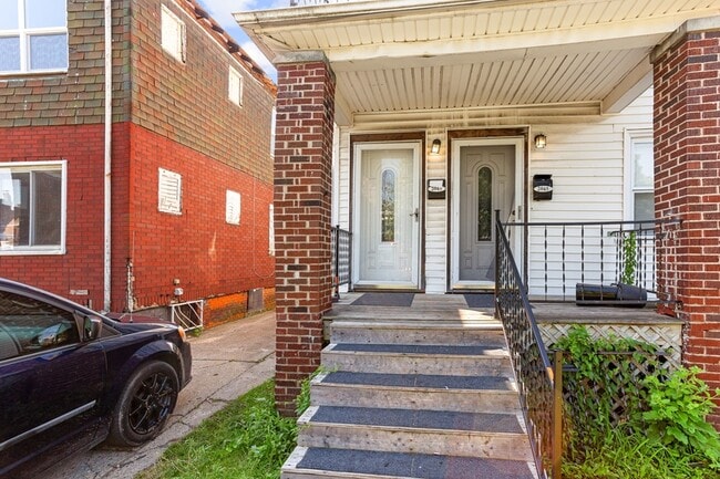 Building Photo - 2045 Clements St