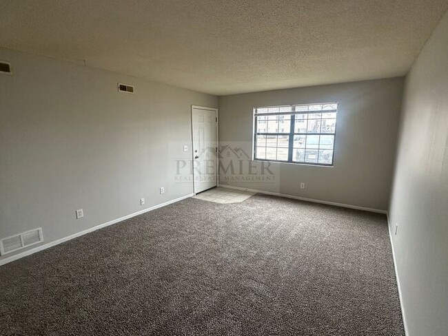 Building Photo - 2 bed / 1 bath apartment -305 N 3rd #1 Ode...